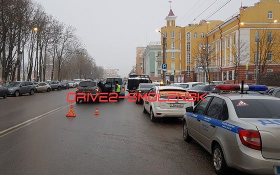 «Тройная» авария случилась на улице Дзержинского в Смоленске