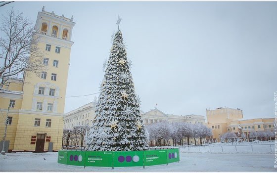 На главной площади Смоленска установили новогоднюю красавицу
