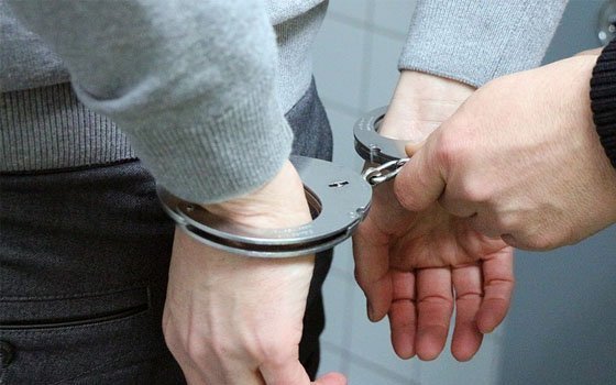 Уличный грабеж в Десногорске: местного жителя оставили босым