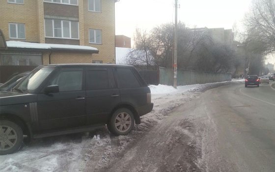 Жители улицы Вяземской в Смоленске жалуются на автохамов и отсутствие тротуара