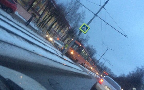 На улице Багратиона в Смоленске столкнулись иномарка и трамвай