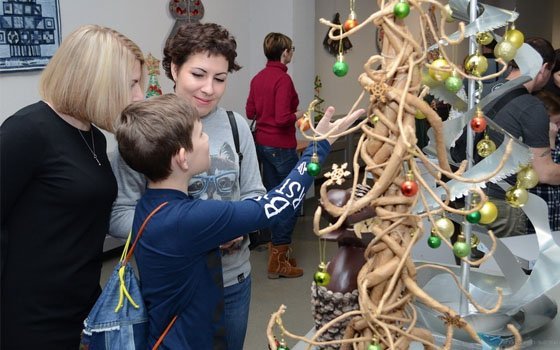 В смоленском центре Тенишевых прошла презентация «Дизайнерской ёлки 2017»