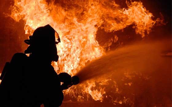 Ночной пожар в Вязьме: горел магазин