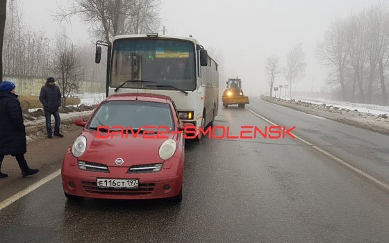 Автобус врезался в Nissan Micra на улице Кутузова в Смоленске