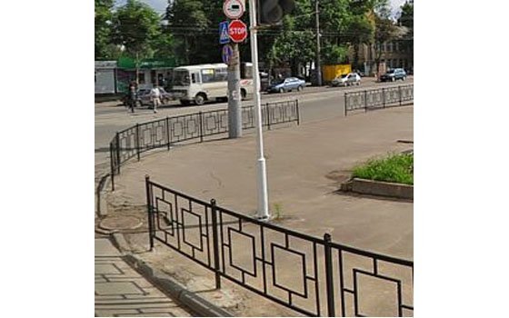 В центральной части Смоленска установили дорожное ограждение