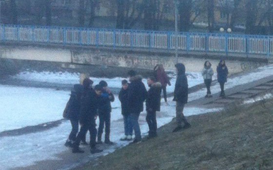 Смоленские подростки взрывали петарды на пруду
