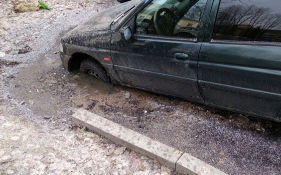 Авто едва не провалилось под землю на улице Ново-Киевской в Смоленске