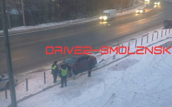 ДТП на Свердлова в Смоленске. Легковушка врезалась в ограждение