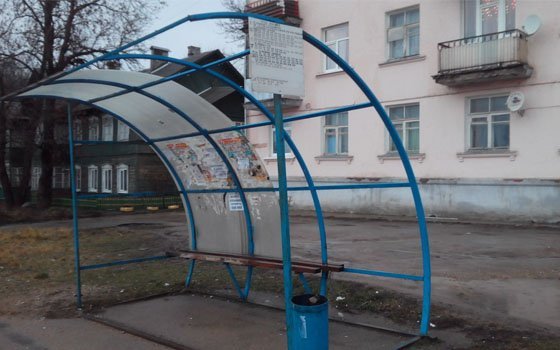 Смоляне пожаловались на остановочный павильон, который требует ремонта