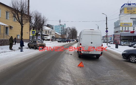 «Лада» врезалась в столб на улице Ново-Московской, а на Большой Советской авто не поделили дорогу