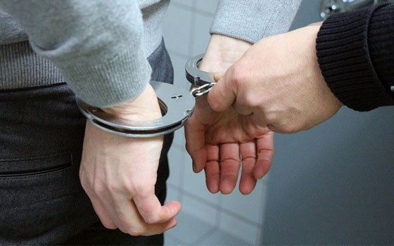 Двое смоленских рецидивистов зверски избили мужчину