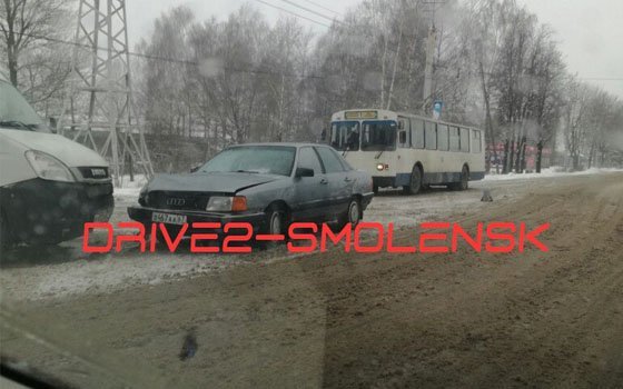 Из-за столкновения авто на Краснинском шоссе стали троллейбусы