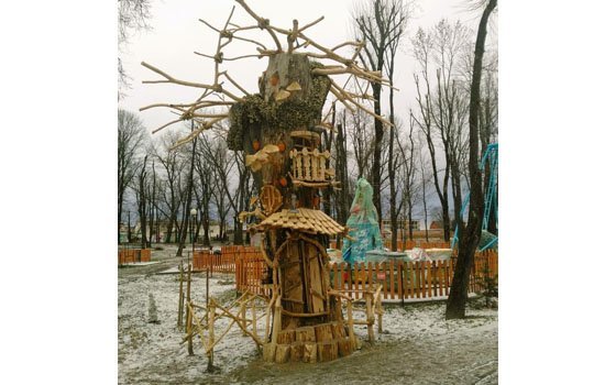 Рославльские умельцы создали в парке сказочную избушку
