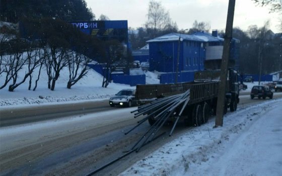 В Смоленске водитель грузовика разбросал на дороге огромные трубы