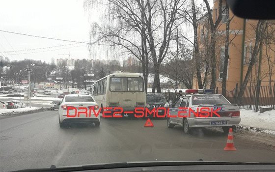 Автобус «ПАЗ» столкнулся с авто «Ниссан» на Соболева в Смоленске