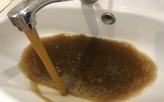 У жителей Смоленска дома из кранов течет вода черного цвета