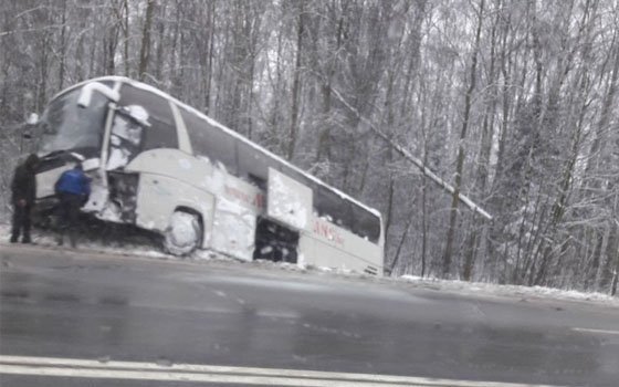 Семь пассажиров рейсового автобуса едва не погибли во время ДТП на дороге «М1» под Смоленском