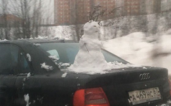 Смоленский автомобилист посадил на машину снеговика
