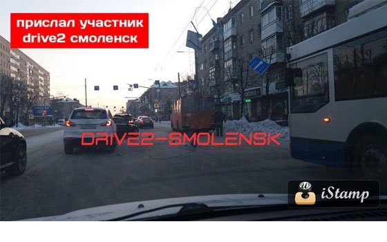 На улице Кирова в Смоленске из-за оторванных проводов образовалась пробка