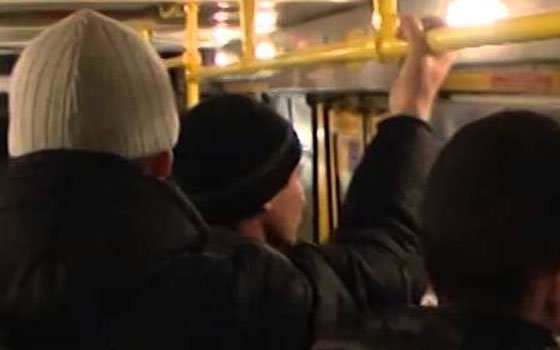 Создав давку в дверях маршрутки, уголовница оставила смолянку без денег