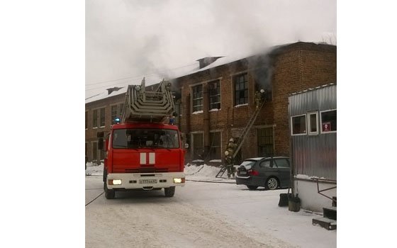 Огнеборцы тушили бывшую фабрику пианино в Ярцеве