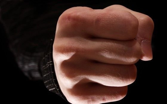 Рославльчанин, избив собутыльника, сорвал с него цепочку и похитил мобилку