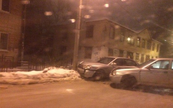Lada Priora и Hyundai Sonatа вступили в «битву» на улице Черняховского в Смоленске