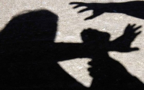 Двое неизвестных избили жителя Сафонова и похитили его мобильный