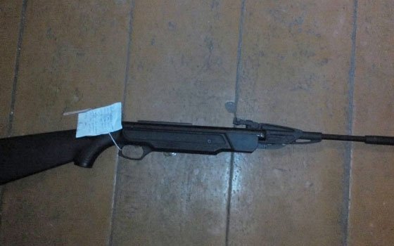 В Хиславичах мужчина, распив с собутыльником спиртное, похитил у него винтовку