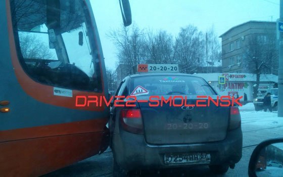 В Смоленске трамвай и авто «Лада» не смогли разъехаться