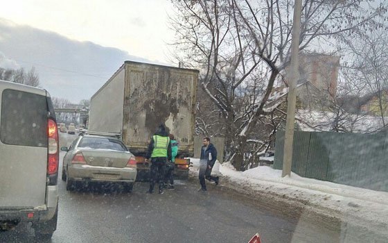 На улице Свердлова в Смоленске легковушка влетела в фуру