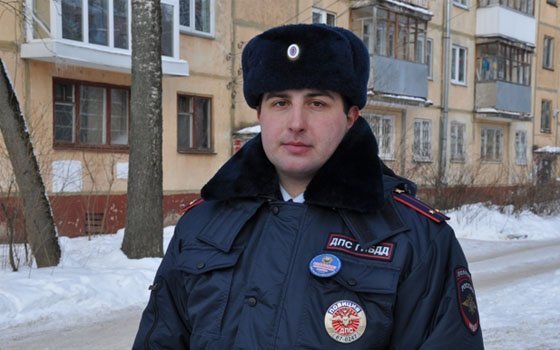 Смоленский сотрудник ГИБДД спас раненого ножом мужчину
