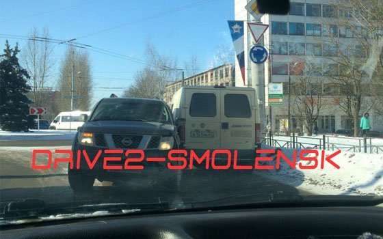 Иномарка Nissan врезалась в авто инкассаторов у «Шарма» в Смоленске