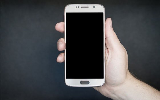 Продавца смоленского салона сотовой связи подозревают в присвоении мобильного телефона