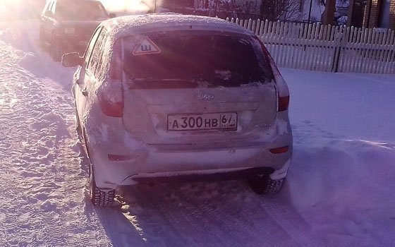 Жительница Смоленска пожаловалась на «автохамку», припарковавшуюся у детсада