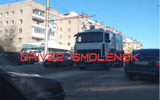 На Кирова авто врезалось в мусоровоз, на Нормандии-Неман стоят троллейбусы, а на Витебке - серьезное ДТП
