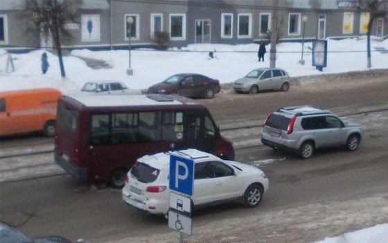 В иномарку Nissan X-Trail в Смоленске врезалась маршрутка