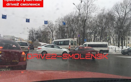 Два автомобиля вступили в «битву» на Площади Победы в Смоленске