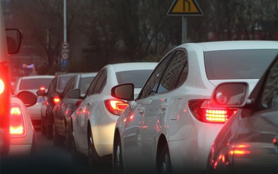На Витебском шоссе в Смоленске образовалась пробка из автомобилей (Видео)