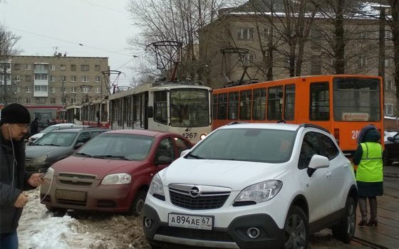 Жители Смоленска пожаловались на «автохама», из-за которого стали трамваи