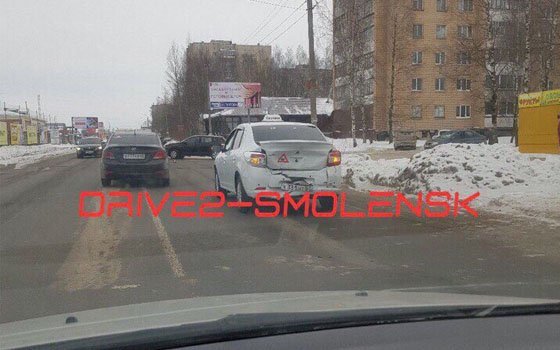 В Смоленске водитель такси ищет виновника ДТП на улице Попова