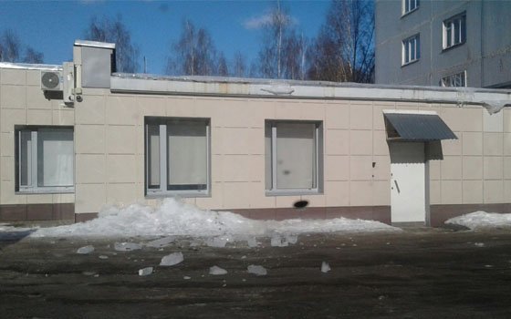 Глыба льда едва не разбила авто смолянки на проспекте Строителей