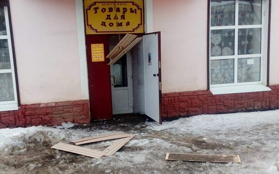 Сбивая сосульки с крыш, над сафоновским магазином разрушили козырек