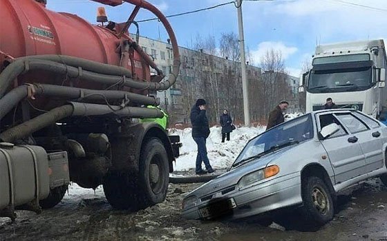 Легковушки в Гагарине проваливаются под асфальт