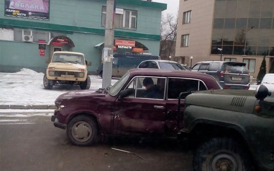 В Смоленске на Шевченко «УАЗ» врезался в «ВАЗ», а в Тихвинке встретились две иномарки