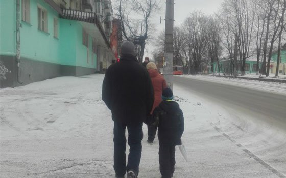 Смолянин средь бела дня избил сына на улице