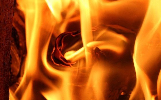 При пожаре в Шумячах заживо сгорел 40-летний мужчина