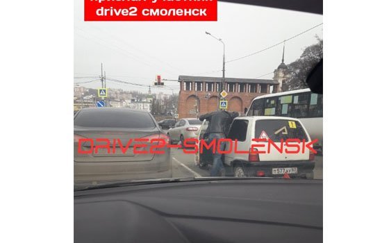 Автомобиль «Ока» врезался в Renaut в Смоленске
