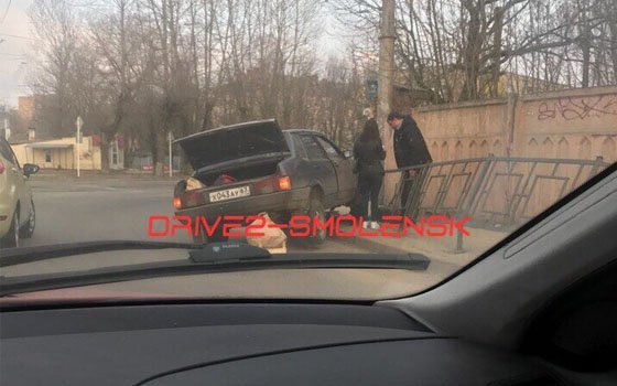 «Лада» врезалась в забор на одном из смоленских перекрестков
