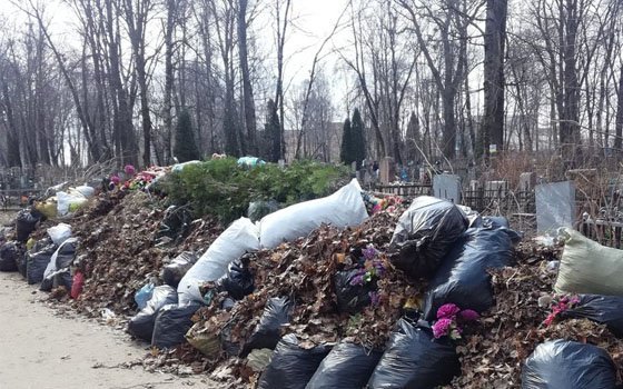 На Братском кладбище в Смоленске образовалась свалка
